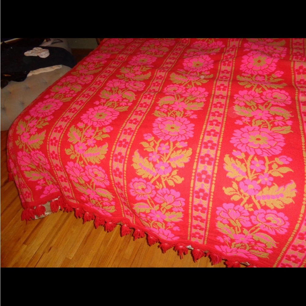 Italian Woven Jacquard Comforter 122”x117”